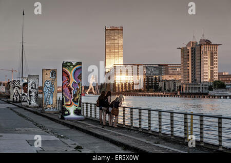 Abschnitte der Berliner Mauer in Friedrichshain, Fluss Spree, Treptowers, Allianz-Gebäude, Molecule Man, Friedrichshain, Berlin, Stockfoto