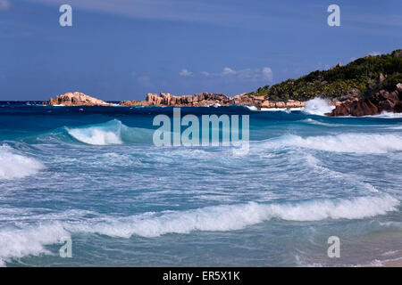 Grand Anse Strand mit starker Strömung auf der Ostküste, La Digue, Seychellen, Indischer Ozean Stockfoto