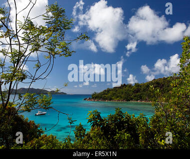 Blick über die Bucht, Petit Anse Cour, Praslin, Seychellen, Indischer Ozean Stockfoto