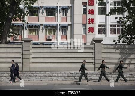 bewaffnete Polizisten Fuß an der West Road des Burgsaals, Peking, China. 23. April 2015. © Jiwei Han/ZUMA Draht/Alamy Live-Nachrichten Stockfoto