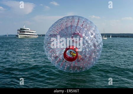 Fun-Ball am Bodensee in Überlingen, Ferry im Hintergrund, Baden-Württemberg, Deutschland, Europa Stockfoto