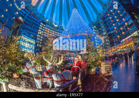 Weihnachtsmarkt im Sony Center, Potsdamer Platz, Berlin, Deutschland Stockfoto
