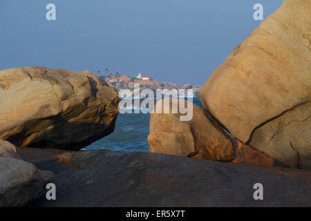 Blick zum Tempel auf einem felsigen Hügel an der Küste Felsen am Strand von Kirinda in der Nähe von Gala Nationalpark Sri Lanka Süd Stockfoto