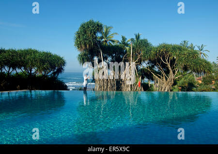 Unendlichen Pool mit Yucca-Palmen und Blick auf das Meer, Hotel Jetwing Lighthouse, Südwestküste, Sri Lanka Stockfoto