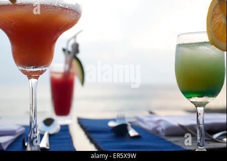 Cocktails bei Sonnenuntergang, Bar mit Meerblick, Hotel Jetwing Lighthouse, Südwestküste, Sri Lanka Stockfoto