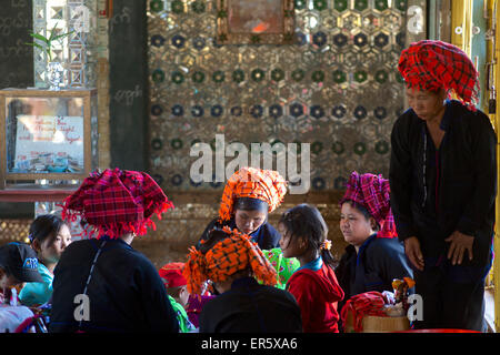 PA-O Frauen bei Phaung Tha Kyaung Pagode, Inle-See, Shan Staat, Myanmar, Burma Stockfoto