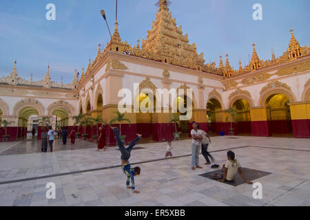 Mahamuni Pagode bei Sonnenuntergang, Mandalay, Myanmar, Burma Stockfoto