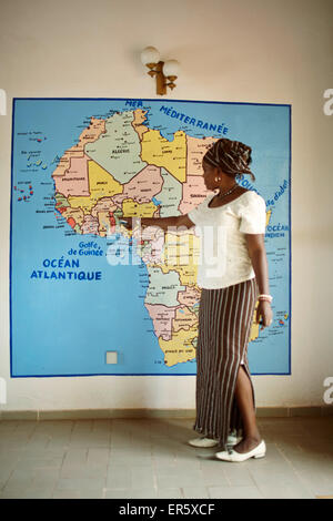 Frau zeigt auf einer Karte, Grand-Popo, Mono-Abteilung, Benin Stockfoto