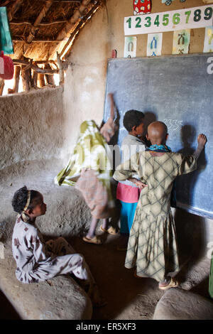 Kinder lernen rechnen, Awra Amba, Amhara Region, Äthiopien Stockfoto