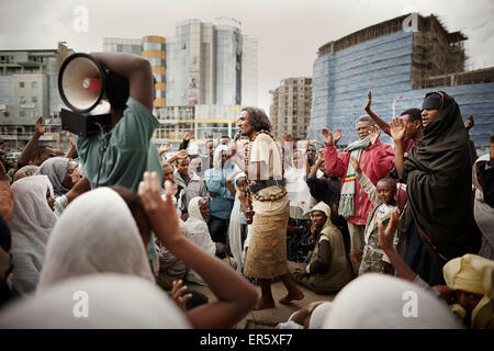 Mönch, die Jagd auf Straße, Bole, Addis Abeba, Äthiopien Stockfoto