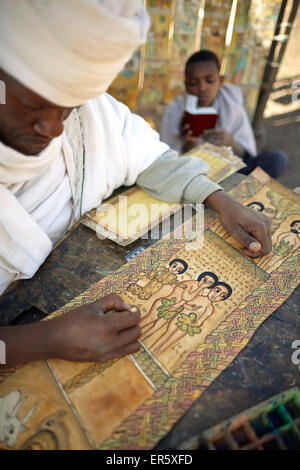 Priester, Malerei und Ziegenleder, Bet Giyorgis, St. Georgskirche, Lalibela, biblische Szenen in Geez schreiben Amhara Region, Et Stockfoto