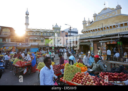 Mobilen Obst-Verkäufer bei Devaraja Markt, Moschee im Hintergrund, Mysore, Karnataka, Indien Stockfoto