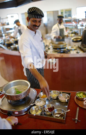 Koch, die Zutaten in ein Hotel Restaurant, Gokarna, Karnataka, Indien Stockfoto