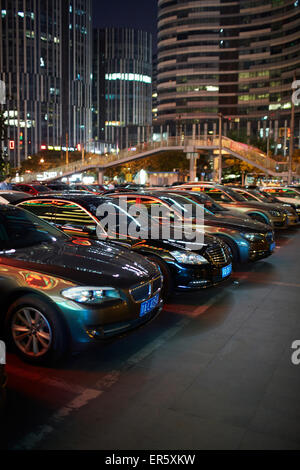 Autos auf dem Parkplatz Grundfläche, Sanlitun, Chaoyang District, Beijing, China Stockfoto