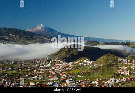 Blick vom Mirador La Jardina, Aussichtspunkt, San Cristobal De La Laguna, Stadt, Berg Teide mit Schnee, 3718m, die Insel landmar Stockfoto