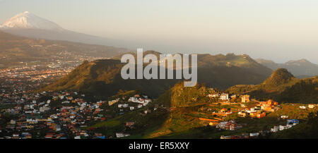 Blick vom Mirador La Jardina, Aussichtspunkt, Dorf Las Mercedes und San Cristobal De La Laguna, Berg Teide mit Schnee, 3718m, t Stockfoto