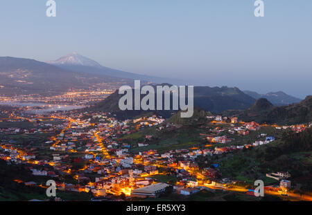 Blick vom Mirador La Jardina, Aussichtspunkt, San Cristobal De La Laguna, Berg Teide mit Schnee, 3718m, das Wahrzeichen der Insel, hig Stockfoto