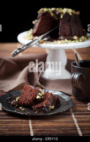 Schokoladen Gugelhupf mit Pistazien Stockfoto