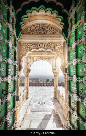 Jaswant Thada Denkmal mit geöffneten grünen Tür mit Blick auf Jodhpur Stadt in Rajasthan, Indien Stockfoto