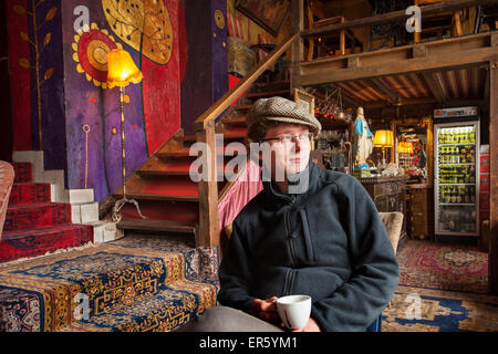 Kaukasischen Mann tragen eine Baskenmütze sitzt im böhmischen Bar, W Oparach Absurdu Pub, Stadtteil Praga, Warschau, Polen, Europa Stockfoto