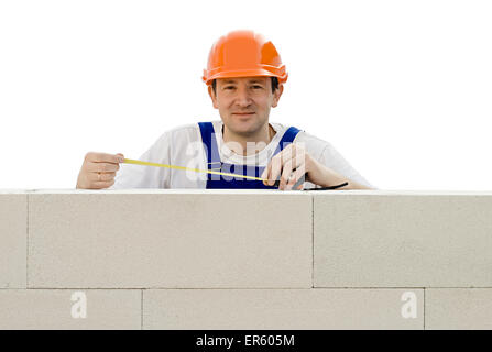 Arbeiter baut eine Mauer Stockfoto