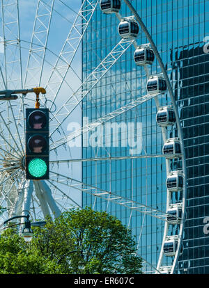 Die geometrischen Formen der Innenstadt Atlanta Glas Architektur und massive SkyView Riesenrad als nächstes zum Centennial Olympic Park. Stockfoto