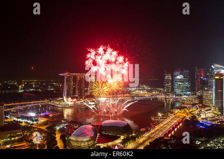 Die Skyline von Singapur ist von Feuerwerk für Silvesterfeiern in der Marina Bay Central Business District (CBD) beleuchtet. Stockfoto