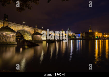 Eine Nacht-Blick auf den Fluss Vltava und Karlovy vor, die Karlsbrücke in Prag Stockfoto
