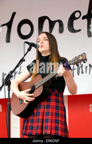 14-jährige Sänger und Songwriter Devin Jade auf der Bühne an der Laurel Spring Festival, den Platz, Petersfield, Hampshire, UK. Stockfoto