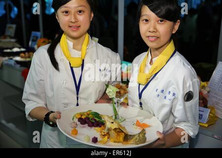 Xinbei, China Taiwan. 28. Mai 2015. Ein paar Teilnehmer präsentieren ihre Arbeiten, die den ersten Platz zu gewinnen, während ein Obst- und Gemüse carving-Wettbewerb der Berufsschüler in Xinbei, Südost-China Taiwan, 28. Mai 2015. Bildnachweis: Cai Yang/Xinhua/Alamy Live-Nachrichten Stockfoto