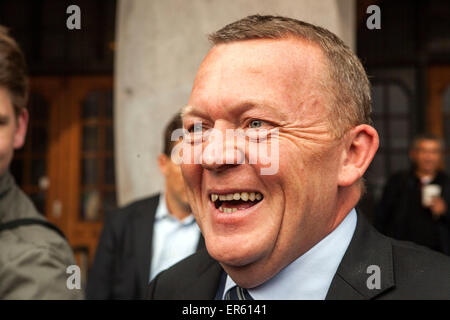 Kopenhagen, Dänemark. 28. Mai 2015. Gut gelaunt Oppositionsführer, Lars Løkke Rasmussen (Venstre, lesen: Liberal), nahm an einer Straße Wahlkampf am frühen Morgen vor Kopenhagen zentrale-Station Credit: OJPHOTOS/Alamy Live News Stockfoto