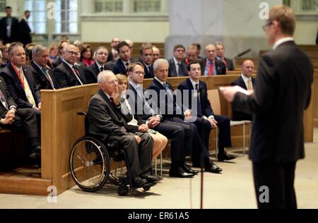 Dresden, Deutschland. 27. Mai 2015. Treffen der G7-Finanzminister und-Notenbankgouverneure in Dresden. Begrüßungsempfang an Frauenkirche mit Wolfgang Schäuble (L), Bundesminister für Finanzen, 27.05.2015. Bildnachweis: Dpa picture Alliance/Alamy Live News Stockfoto