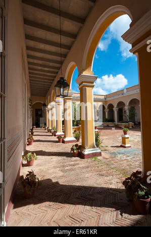 Ansicht der traditionellen spanischen Stil Hacienda Hof Architektur zwischen historischen kolonialen Bögen in Trinidad, Kuba Stockfoto