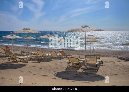 Sonnenliegen und Sonnenschirme am Strand von Kalamaki im Süden von Kreta Stockfoto