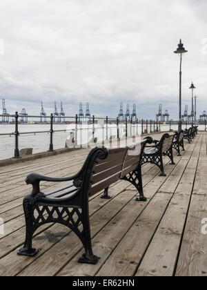 Blick entlang Halfpenny Pier in Harwich nach Felixstowe docks Stockfoto