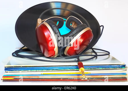 Kopfhörer, ruht auf einem Stapel von Vinyl verwendet Stockfoto