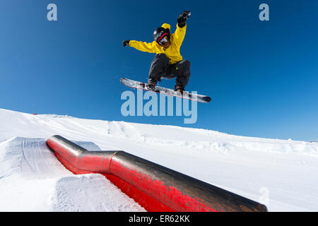 Snowboarder springt in den Park, Corvatsch, Silvaplana, Kanton Graubünden, Schweiz Stockfoto