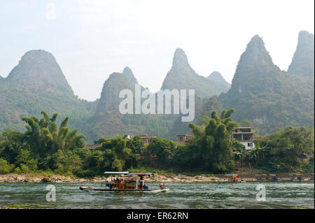 Einfaches Floß, Karstberge, Li-Fluss, Li Jiang, Yangdi Stadt Yangshuo, in der Nähe von Guilin, Guanxi autonome Region Stockfoto