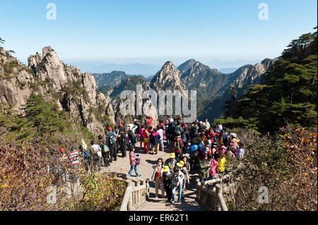 Chinesische Touristen am Aussichtspunkt, Rocky Mountains, Mount Huangshan, Huang Shan, Provinz Anhui, China Stockfoto