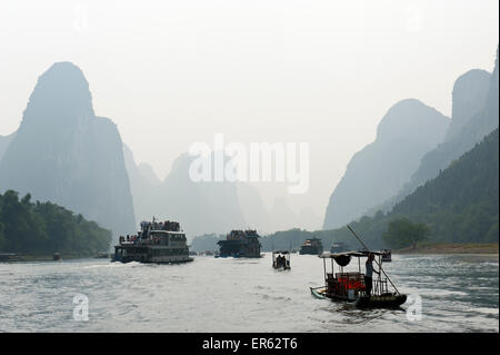 Ausflug auf dem Fluss Boote Karstberge, Li-Fluss, Li Jiang, Yangdi Stadt Yangshuo, in der Nähe von Guilin, Guanxi autonome Region Stockfoto