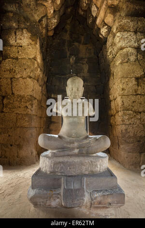 Sandstein-Statue von König Jayavarman VII. in Prang Hin Daeng, Phimai Historical Park, Provinz Nakhon Ratchasima, Korat, Isan Stockfoto