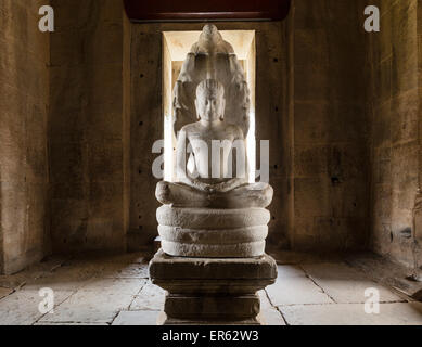 Buddha-Statue aus Sandstein in das Hauptportal, Prasat, Phimai Historical Park, Korat, Provinz Nakhon Ratchasima, Isan, Isaan Stockfoto