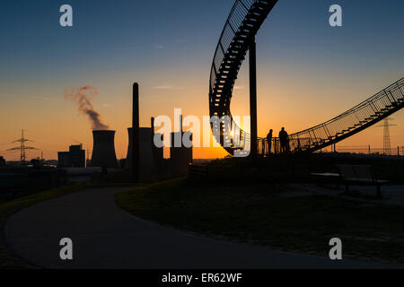 Kraftwerk mit Teil der Tiger und Schildkröte Skulptur bei Sonnenuntergang, Duisburg, Ruhrgebiet, Nordrhein-Westfalen, Deutschland Stockfoto