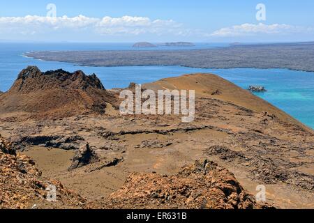 Krater und Lava-Formationen, Blick vom Leuchtturm auf Bartolome Inseln über Teile der westlichen Halbinsel, Insel Santiago Stockfoto