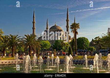 Die blaue Moschee, Sultanahmet, Istanbul, Türkei und Alman Brunnen und Park. Stockfoto