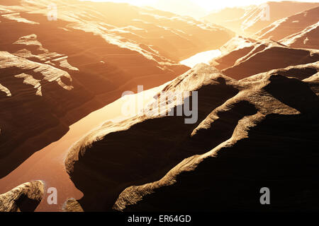 Luftaufnahme von einer Schlucht mit einer Schuld Entwässerungbassin Natursee 3D Grafik Stockfoto