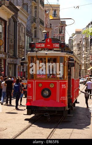 Alte antike Straßenbahn in der Nähe von Taksim-Platz, Istanbul, Türkei Stockfoto