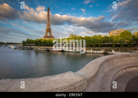 Festlegen von Sonnenlicht auf Eiffelturm und Seine, Paris, Frankreich Stockfoto