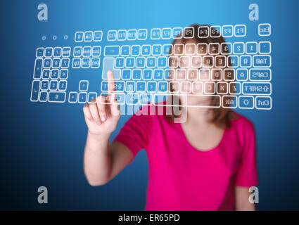 Mädchen vor virtuellen Bildschirm steht, drücken enter-Taste auf der Tastatur Stockfoto