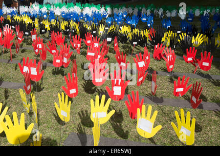 Sydney, Australien. 28. Mai 2015. Dieses nationale Ereignis vereint Aborigines und Torres Strait Islander Völker mit anderen Australiern und rund um das 1967 Referendum über die Rechte und die 1992 Obergericht Mabo Entscheidung über native Landtitel umrahmt wird. Hier Meer von Händen Display in Chippendale, Sydney Credit: model10/Alamy Live-Nachrichten Stockfoto